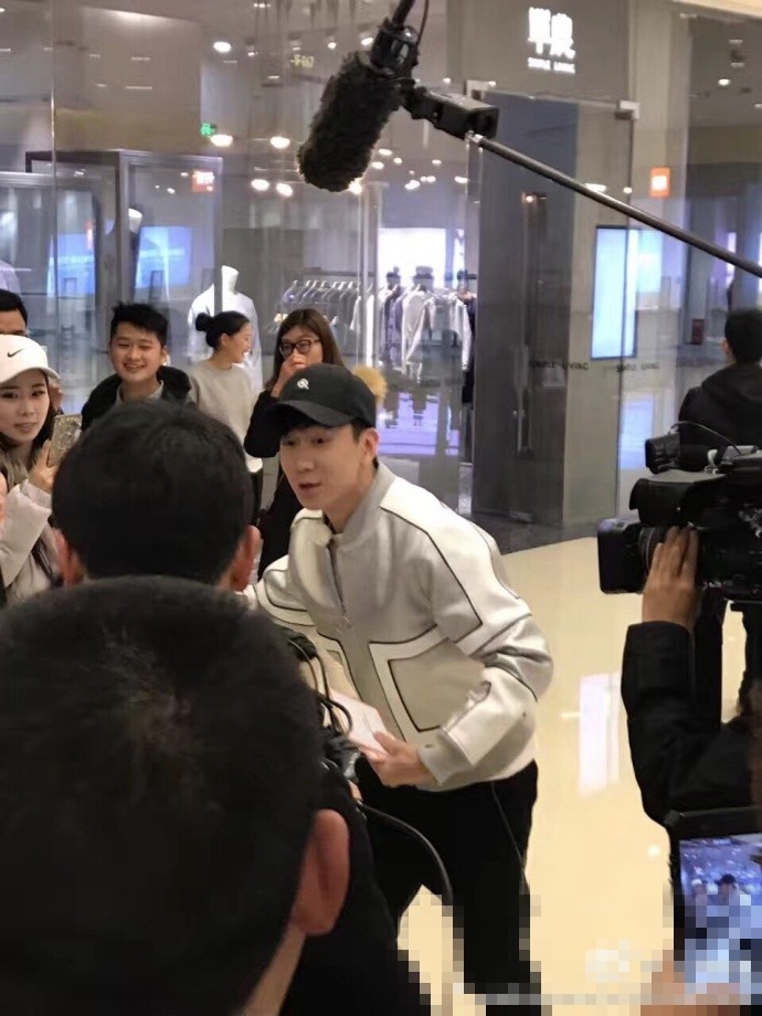 《跑男》众兄弟合体 迪丽热巴首亮相笑容甜美(组图)