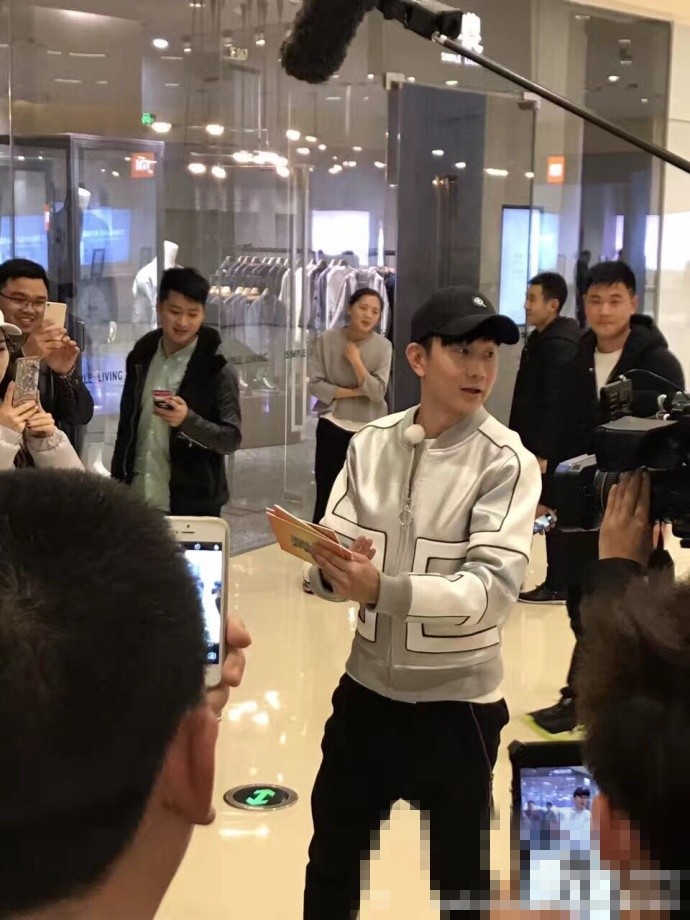 《跑男》众兄弟合体 迪丽热巴首亮相笑容甜美(组图)