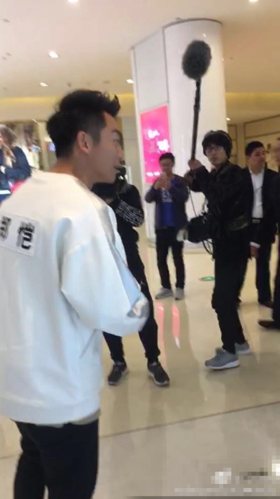 《跑男》众兄弟合体 迪丽热巴首亮相笑容甜美(组图)
