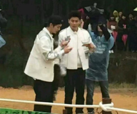 《跑男》众兄弟合体 迪丽热巴首亮相笑容甜美(组图)