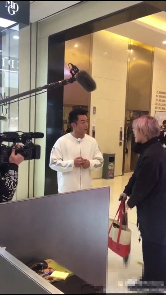 《跑男》众兄弟合体 迪丽热巴首亮相笑容甜美(组图)
