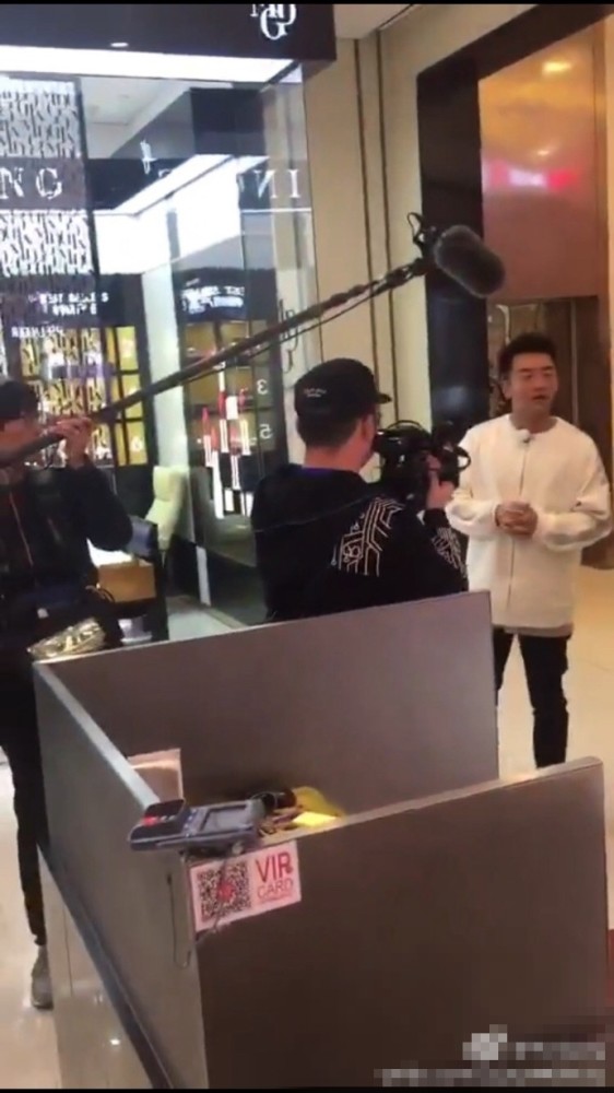 《跑男》众兄弟合体 迪丽热巴首亮相笑容甜美(组图)