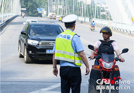 【法制安全】重庆北碚洪峰过境 交巡警劝导驾驶员择道而行【内容页标题】重庆北碚洪峰过境 交巡警严防死守劝导驾驶员择道而行