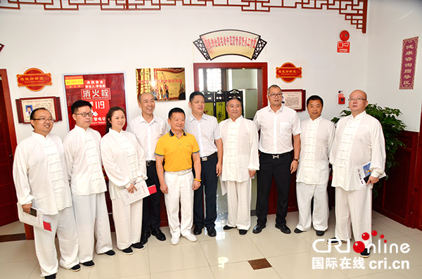 图片默认标题_fororder_工作室门前合影