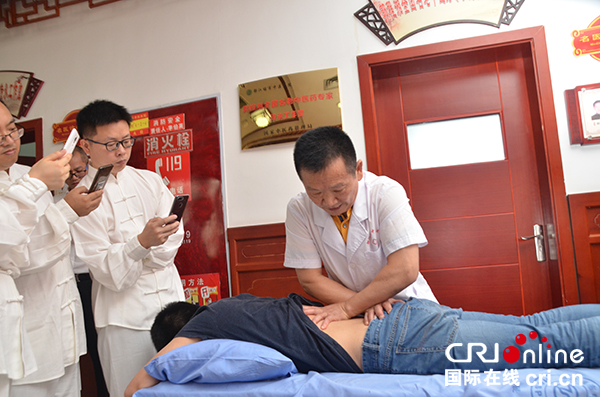 图片默认标题_fororder_郭程湘现场传授技艺