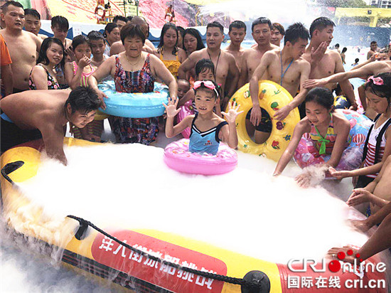 坐在冰船中吃西瓜 重庆市民水中消暑“各显神通”