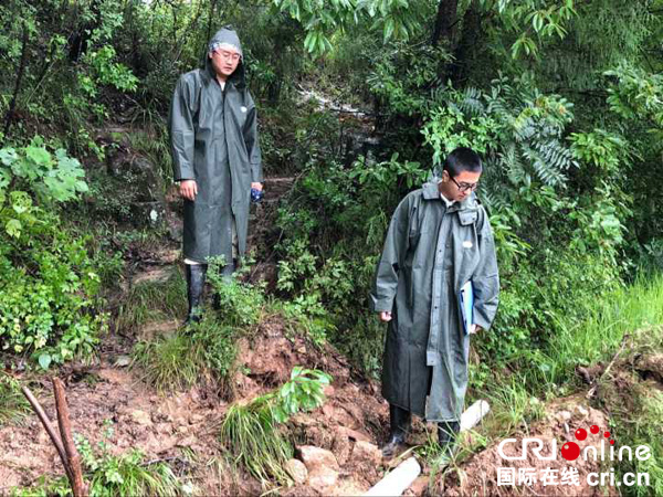 图片默认标题_fororder_检测员巡视滑坡地段