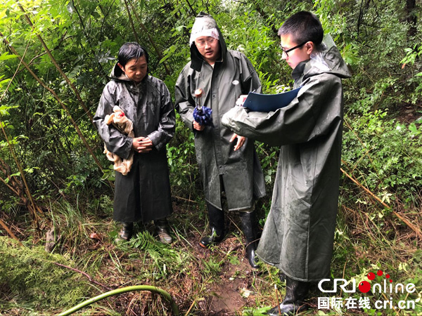 图片默认标题_fororder_检测员巡查并详细记录灾情