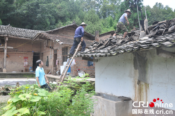 图片默认标题_fororder_驻村工作队查看施工现场工程进度