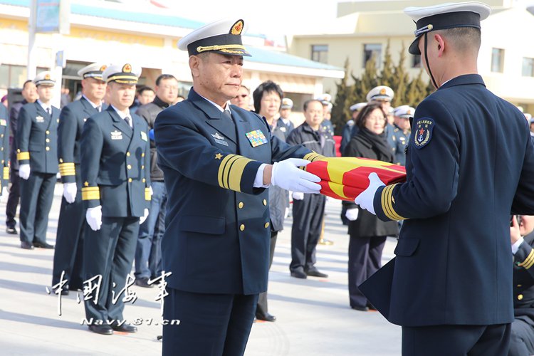 海军副司令员田中向戚继光舰舰长授予军旗,海军旗.马英智 摄