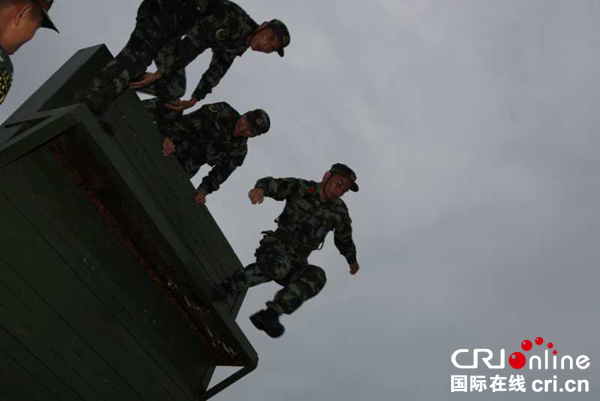 图片默认标题_fororder_三人协助攀登（摄影徐昆鹏）