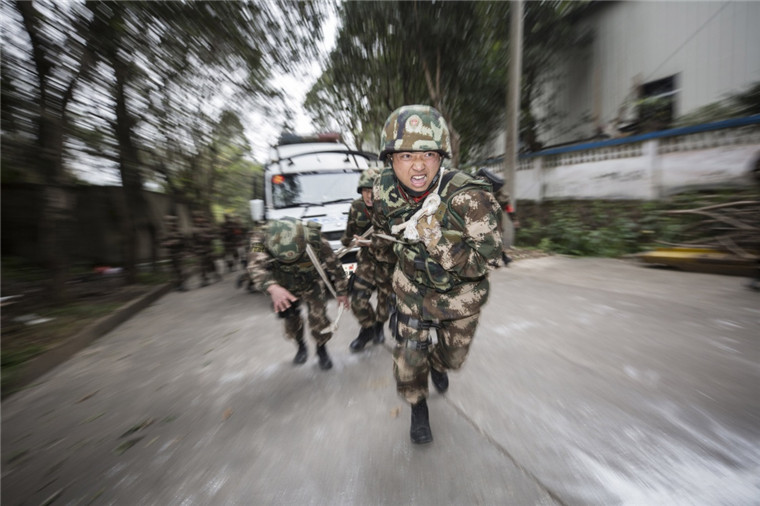 2月21日,在福建省公安边防总队训练基地,边防官兵在车辆紧急移动