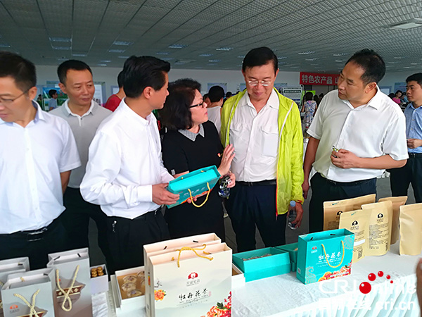 图片默认标题_fororder_参会人员参观展会现场（摄影：李玉莹）