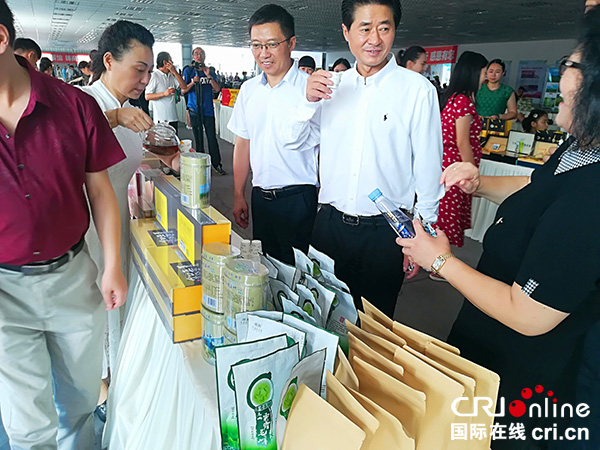 图片默认标题_fororder_参会人员品尝峨眉山茶（摄影：李玉莹）