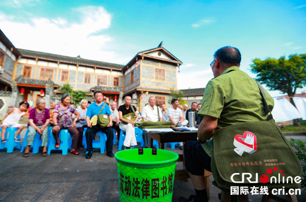 图片默认标题_fororder_宣讲团成员给当地群众宣讲法治知识(1)
