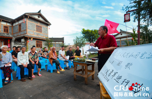 图片默认标题_fororder_宣讲团成员给当地群众宣讲法治知识(2)