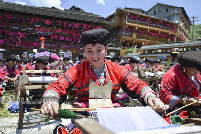 7月18日,在龙胜各族自治县,瑶族同胞在展示传统红瑶服饰制作工艺.