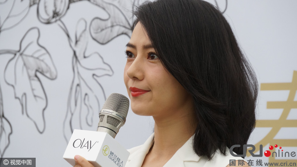 高圆圆束腰裙小腹平坦破怀孕谣言 法令纹深显