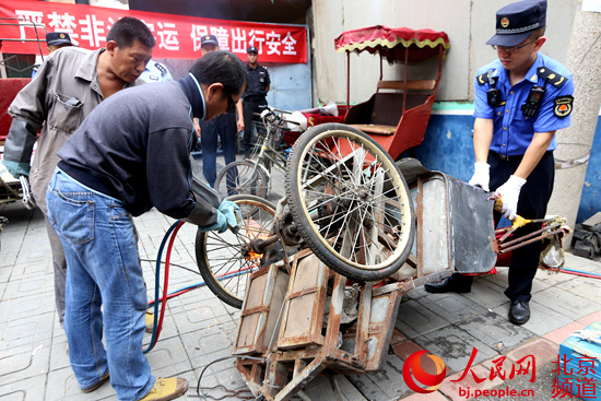 北京东城城管集中处理128辆客运黑三轮 杜绝安全隐患