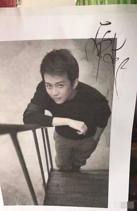 跑男录制群众花式求签名 鹿晗真都签了(图)