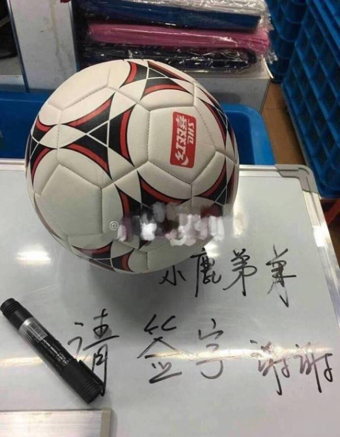 跑男录制群众花式求签名 鹿晗真都签了(图)
