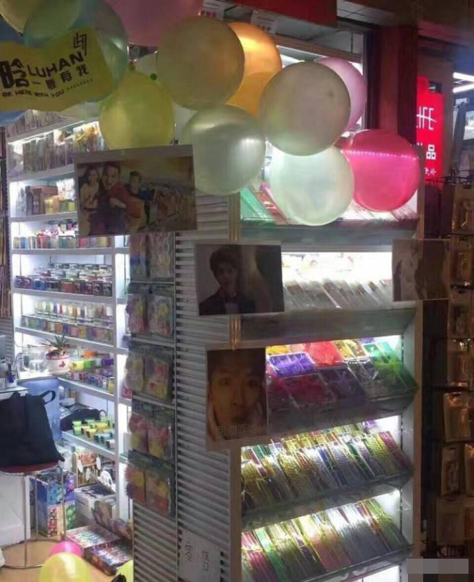 跑男录制群众花式求签名 鹿晗真都签了(图)