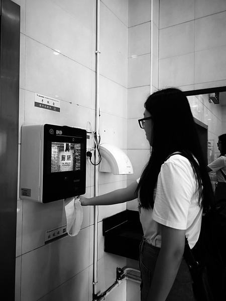 上公厕可刷脸取卫生纸 每个人头像10分钟内可取两次