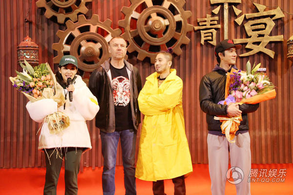 影版《古剑奇谭》杀青宴 王力宏宋茜玩直播(组图)