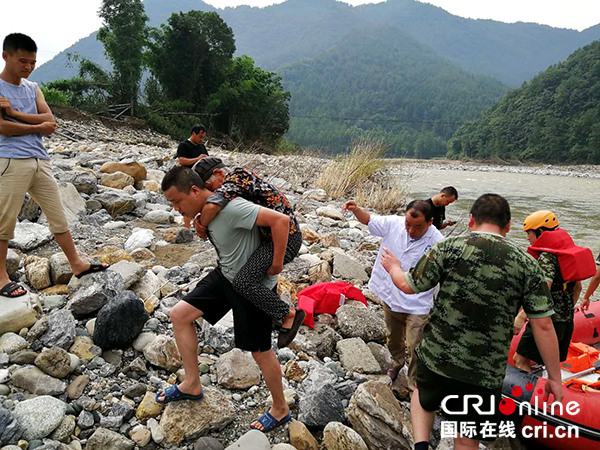 图片默认标题_fororder_消防将生病老人运送过河就医（广元消防-供图）