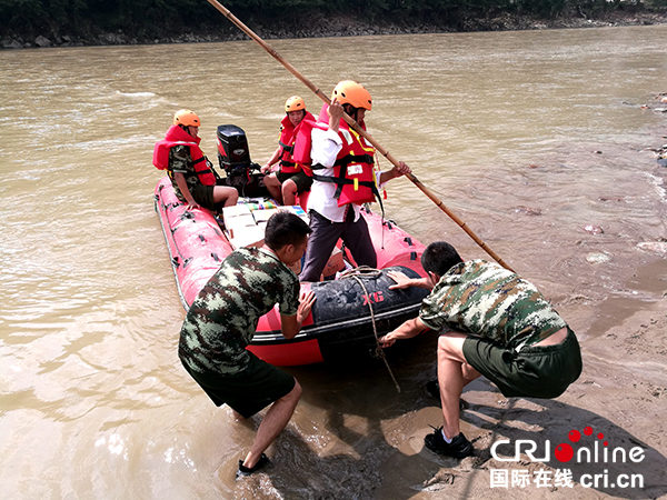图片默认标题_fororder_消防官兵运送物质（广元消防-供图）
