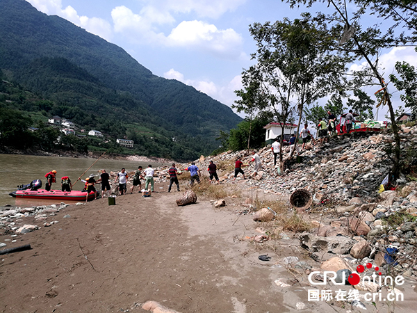 图片默认标题_fororder_消防官兵与当地政府一同运送救灾物质（广元消防-供图）