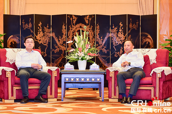 图片默认标题_fororder_5自贡市委副书记、市长何树平（右）会前与嘉宾进行友好会谈（摄影-廖志全）