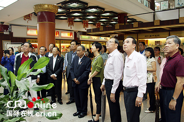 柬中友协代表团参观北京老字号同仁堂