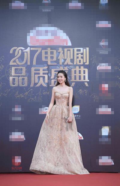 董洁亮相电视剧品质盛典 网友惊呼“女神超美”