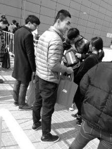 艺考生被喷辣椒水 校方:动手的非校方人员(图)