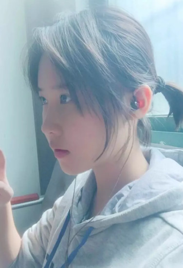 16岁高中女生手绘板报惊艳网友 长相似刘亦菲