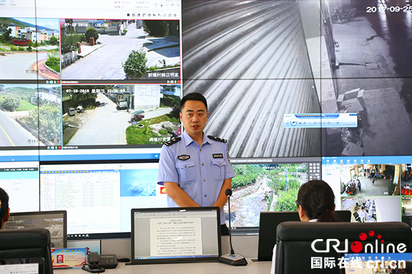图片默认标题_fororder_刘军介绍“雪亮”工程情况（摄影：葛旺）