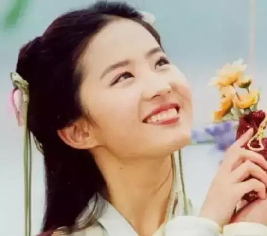 刘诗诗领奖台上感恩唐人，但她哭得让人好心疼！