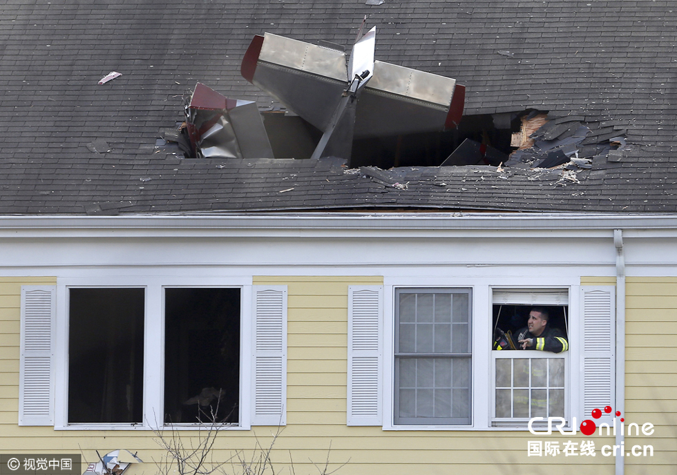 美国一小型飞机坠落居民房屋顶 飞行员身亡
