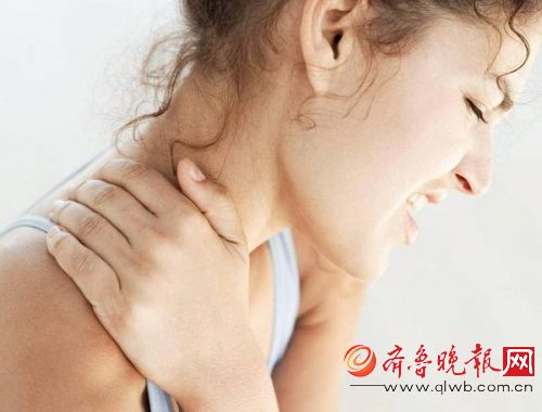 杨幂颈部前倾 原来娜扎、陈伟霆都是她的病友