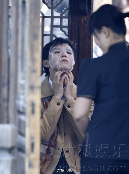 莫名戳中笑点！王俊凯节目间隙一本正经敷面膜