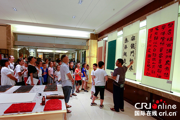 图片默认标题_fororder_各地青少年欣赏大师作品（摄影：李玉莹）