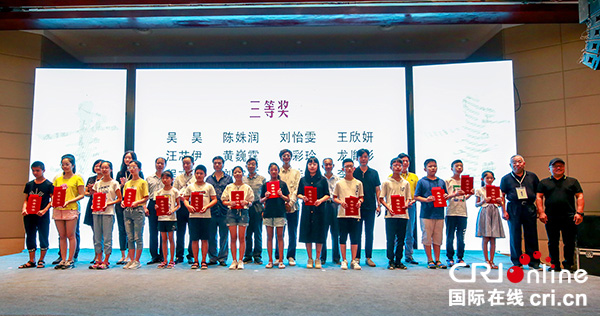 图片默认标题_fororder_大赛三等奖获得者合影留念（摄影：李玉莹）