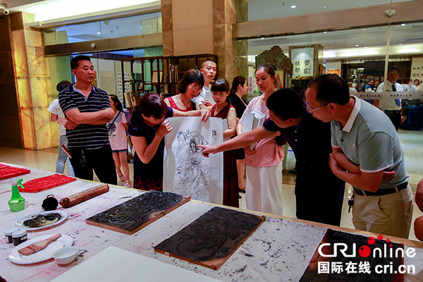 图片默认标题_fororder_游客欣赏绘画作品（摄影：李玉莹）