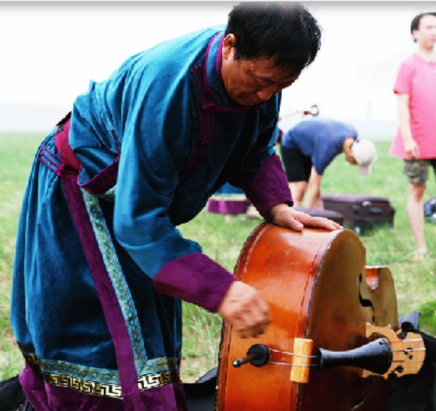 【新时代·幸福美丽新边疆】草原上流动的乌兰牧骑:“只要有一个观众,我们就演!”