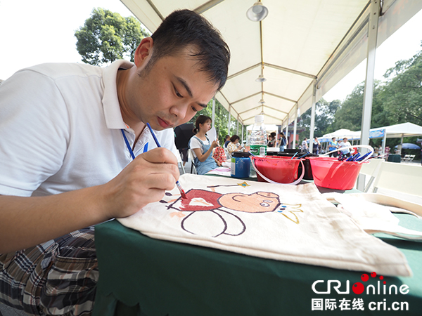 图片默认标题_fororder_创客正在进行画作-摄影刘垚