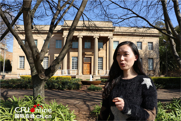 图片默认标题_fororder_正在金山大学学习祖鲁语的北京外国语大学青年教师黄立志接受记者采访.JPG