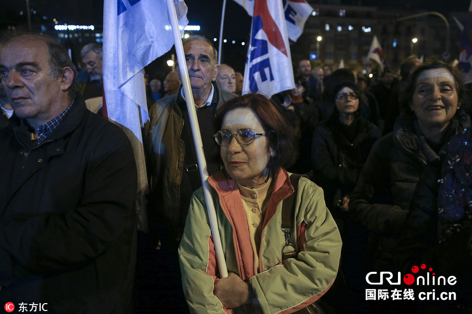 希腊民众抗议紧缩政策 火烧欧盟旗帜