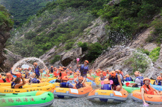 广东清远：黄腾峡泼水节落幕，逾万游客“水仗”狂欢