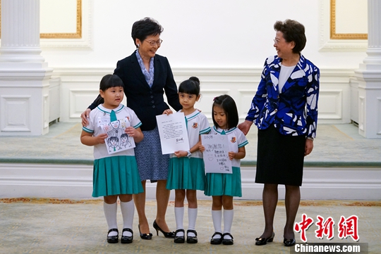 彭丽媛教授给香港三名小朋友回信 勉励他们努力学习 健康成长